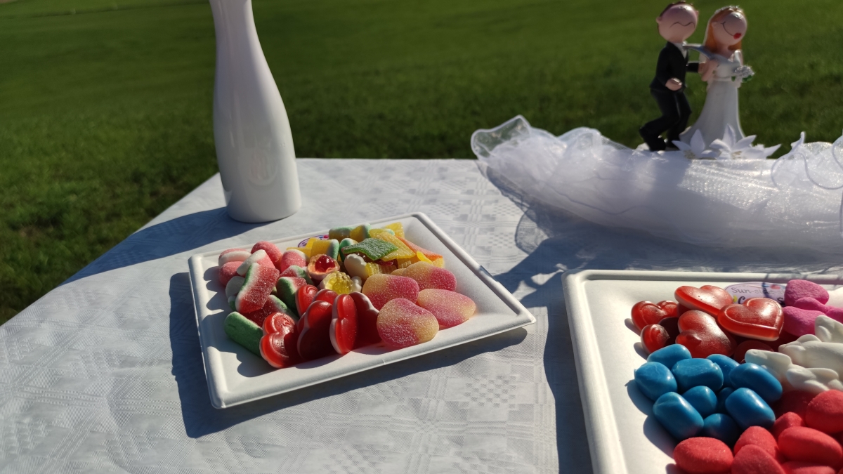 Süßigkeitenplatte für ihre Hochzeit als Candybar. Dekorativ auch als einzelne Süßigkeitenplatte auf den Tischen ihrer Hochzeitsgäste. Inhalt 350g Süßigkeiten.